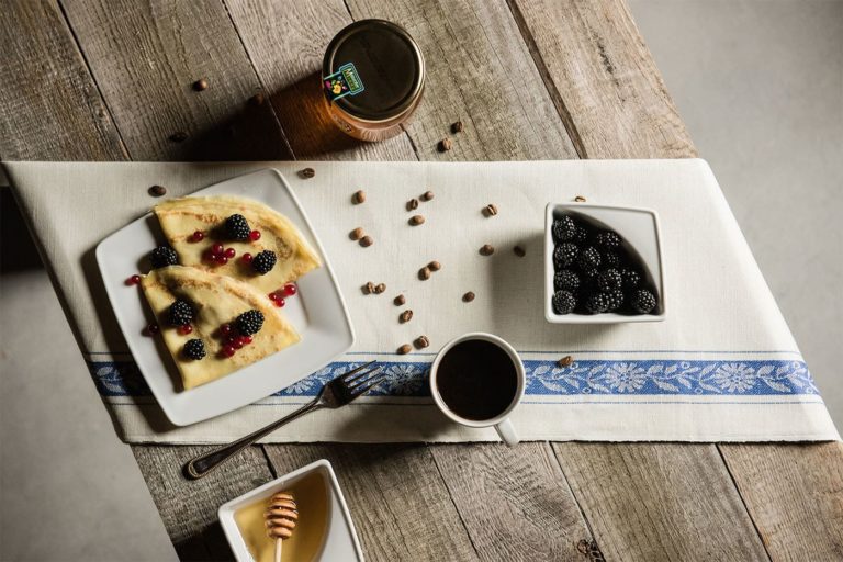 Naleśniki, jeżyny, kawa i miód z czerpakiem - aranżacja śniadaniowa fotografia kulinarna Olsztyn