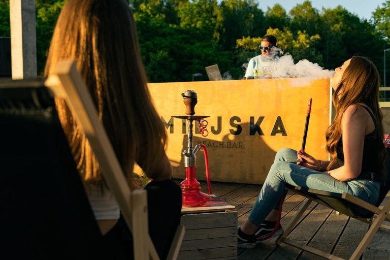 Dziewczyny palące Shishę w trakcie imprezy na powietrzu w Miejska Beach Bar w Olsztynie zdjęcia eventowe