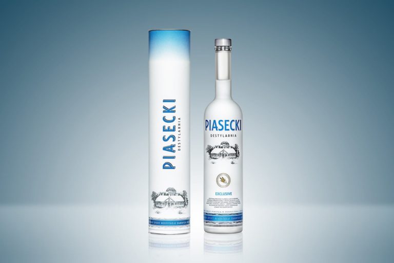 Butelka Piasecki Vodka z tubą prezentową na fotografii reklamowej wykonanej w Olsztynie