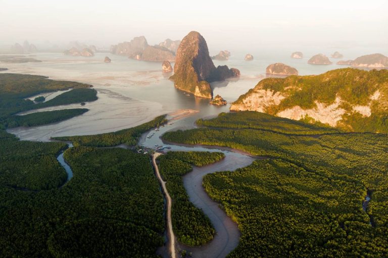 Widok z lotu ptaka na zatokę Phang Nga - szkolenia fotograficzne Olsztyn Maciej Wiśniewski