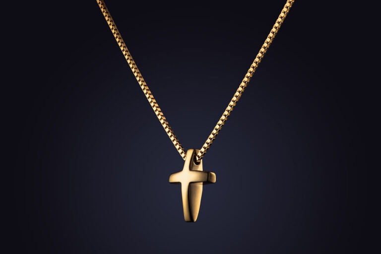 Złoty krzyż - naszyjnik na granatowym tle - fotografia reklamowa biżuterii warmińsko-mazurskie
