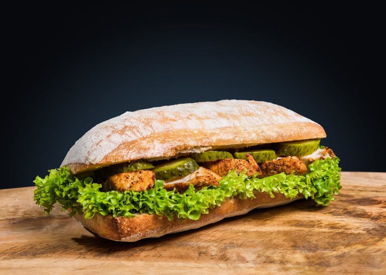 Bułka ciabatta z kurczakiem, sałatą i ogórkiem kiszonym fotografia kulinarna Olsztyn