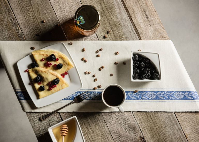 Naleśniki, jeżyny, kawa i miód z czerpakiem - aranżacja śniadaniowa fotografia kulinarna Olsztyn