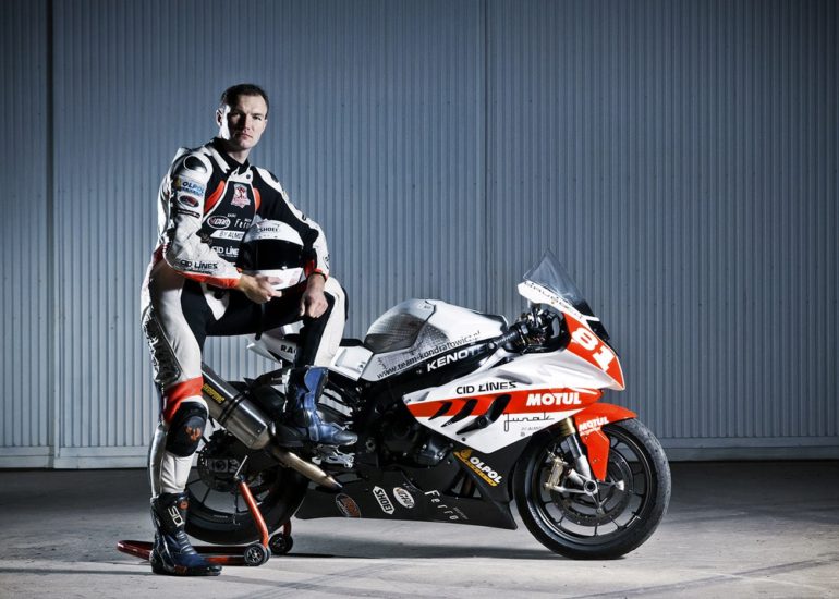 Zawodnik Wyścigowych Motocyklowych Mistrzostw Polski ze swoim motocyklem - zdjęcie wizerunkowe wykonane w Olsztynie