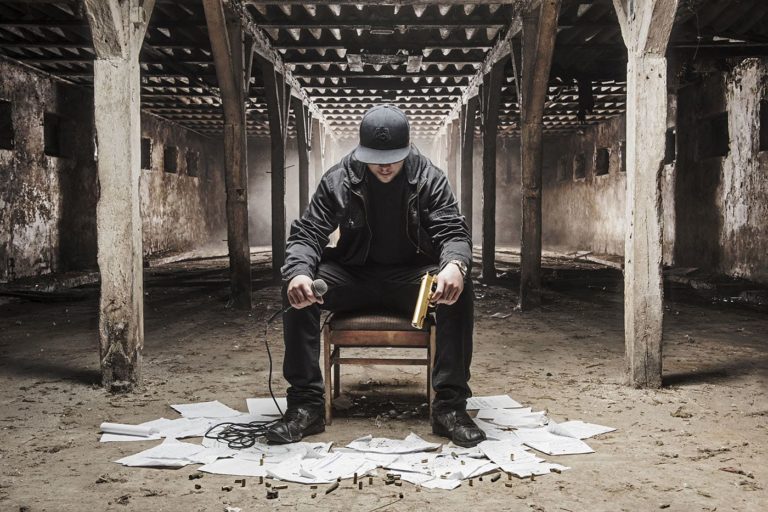 Mejdż na krześle w otoczeniu rozrzuconych kartek - okładka płyty rapowej fotografia reklamowa i produktowa Olsztyn