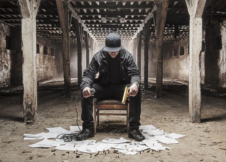 Mejdż na krześle w otoczeniu rozrzuconych kartek - okładka płyty rapowej fotografia reklamowa i produktowa Olsztyn