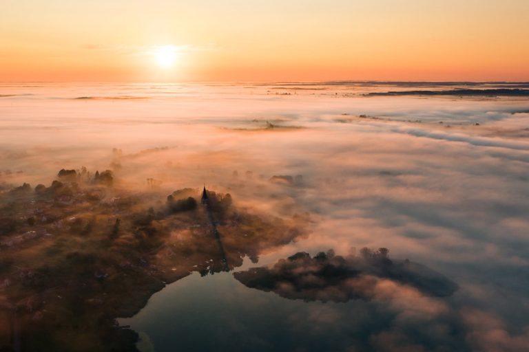 Poranne mgły nad Jeziorem Klebarskim na Warmii fotografia z lotu ptaka - krajobraz do druku na ścianę