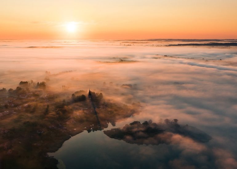 Poranne mgły nad Jeziorem Klebarskim na Warmii fotografia z lotu ptaka - krajobraz do druku na ścianę