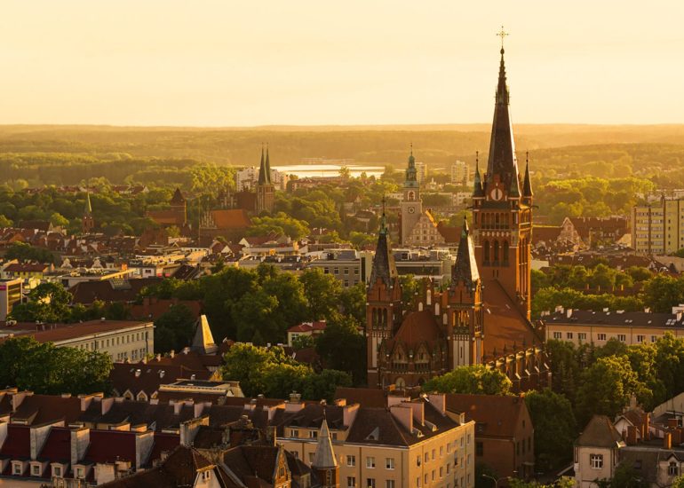 Kościół NSPJ w Olsztynie na tle miasta przed zachodem słońca zdjęcia i filmy z drona Olsztyn