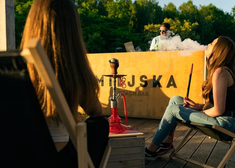 Dziewczyny palące Shishę w trakcie imprezy na powietrzu w Miejska Beach Bar w Olsztynie zdjęcia eventowe