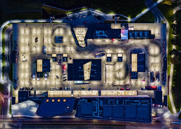 Night Power Drift event na dachu Galerii Warmińskiej zd jęcia i filmy z drona Olsztyn