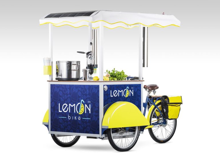 Rower cateringowy z lemoniadą Lemon Bike na białym tle w studio fotograficznym w województwie warmińsko-mazurskim