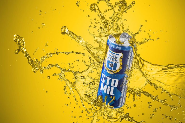 Napój energetyczny Stomil Energy Drink na żółtym tle na zdjęciu reklamowym wykonanym w Olsztynie