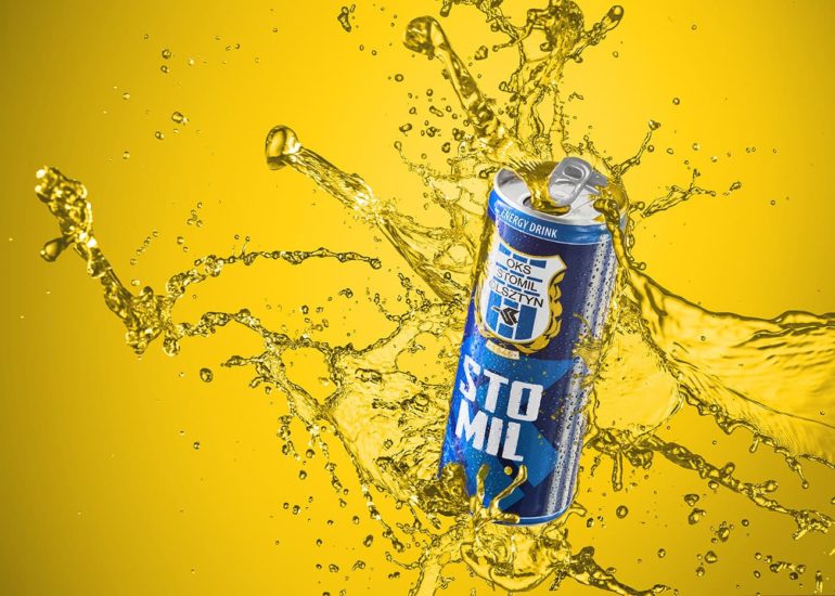 Napój energetyczny Stomil Energy Drink na żółtym tle na zdjęciu reklamowym wykonanym w Olsztynie