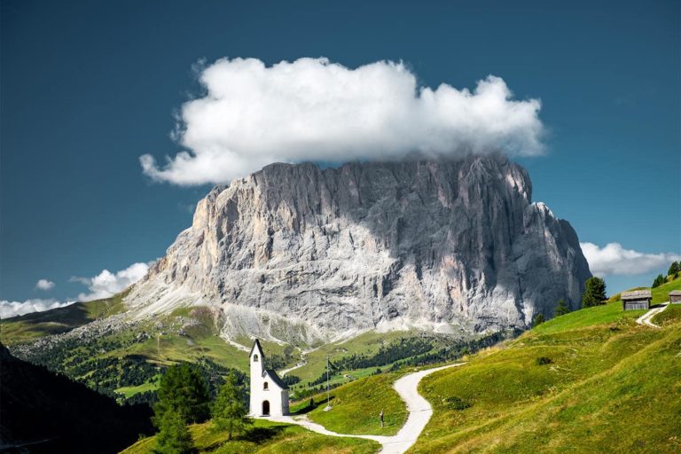 Cappella di San Maurizio na tle Sassolungo w Dolomitach we Włoszech zdjęcie na ścianę