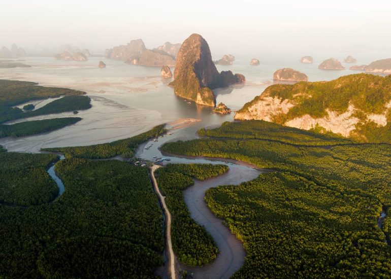 Widok z lotu ptaka na zatokę Phang Nga - szkolenia fotograficzne Olsztyn Maciej Wiśniewski