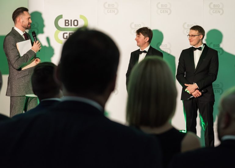 konferansjer prowadzący rozmowę na scenie fotografia eventowa warmińsko-mazurskie