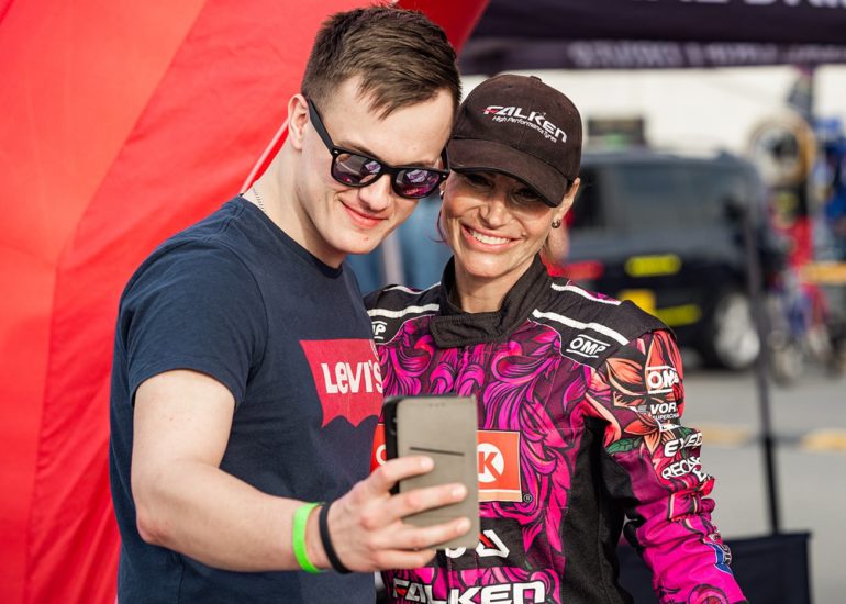 Karolina Pilarczyk pozująca do selfie z fanem na imprezie driftingowej Night Power Energia Drift w Olsztynie 2019