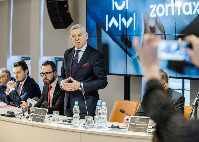 Przemówienie w trakcie konferencji prasowej Zortrax-UWM w Olsztynie fotografia reportażowa