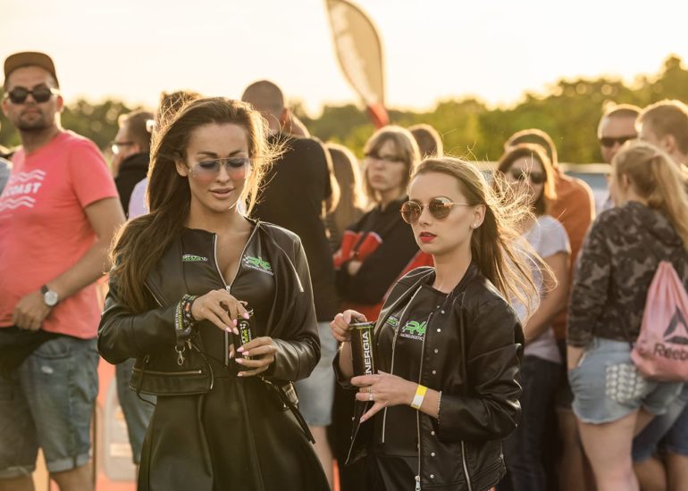 Hostessy otwierające puszki z napojem na evencie motoryzacyjnym w Olsztynie zdjęcia z imprez