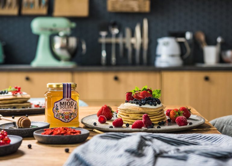 Naleśnik z owocami i miodem na tle nowoczesnej kuchni fotografia kulinarna zdjęcia jedzenia warmińsko-mazurskie