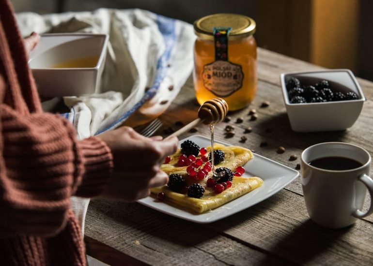 Naleśniki z owocami i miodem w rustykalnym otoczeniu zdjęcia kulinarne Olsztyn