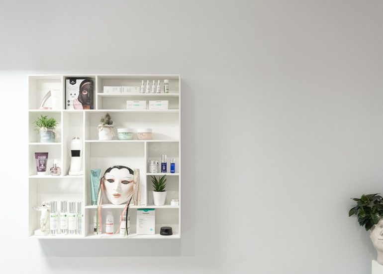 Ściana we wnętrzu gabinetu kosmetycznego w Olsztynie