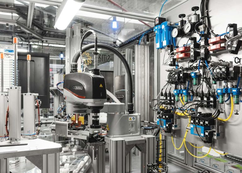 Robot w zakładzie produkcyjnym w województwie warmińsko-mazurskim fotografia produktowa