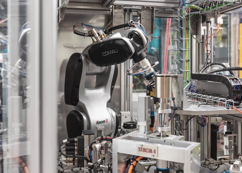 Ramię robota w trakcie pracy na linii produkcyjnej w województwie warmińsko-mazurskim