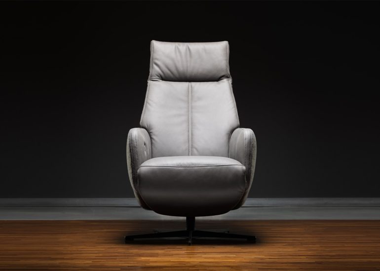 Fotel skórzany DFM stojący na ciemnym tle fotografia reklamowa Olsztyn