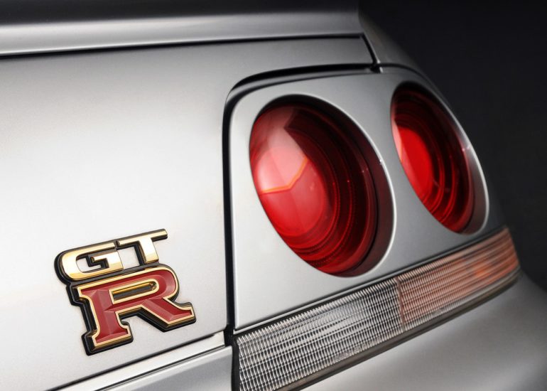 Detal karoserii Nissan GT-R33 tylne lampy i emblemat fotografia motoryzacyjna Olsztyn