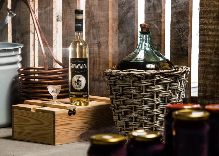 Śliwowica w piwnicy obok gąsiora i chłodnicy - zdjęcie promocyjne