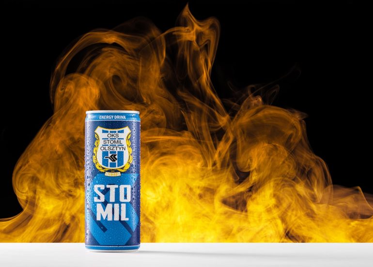 Puszka napoju energetycznego Stomil Energy Drink na tle płomieni ognia - zdjęcie reklamowe