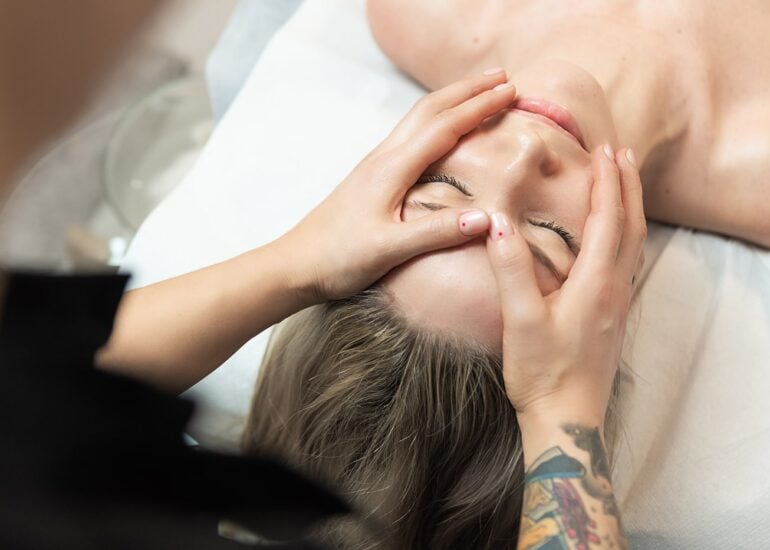 Masaż twarzy w gabinecie kosmetyki estetycznej w Olsztynie