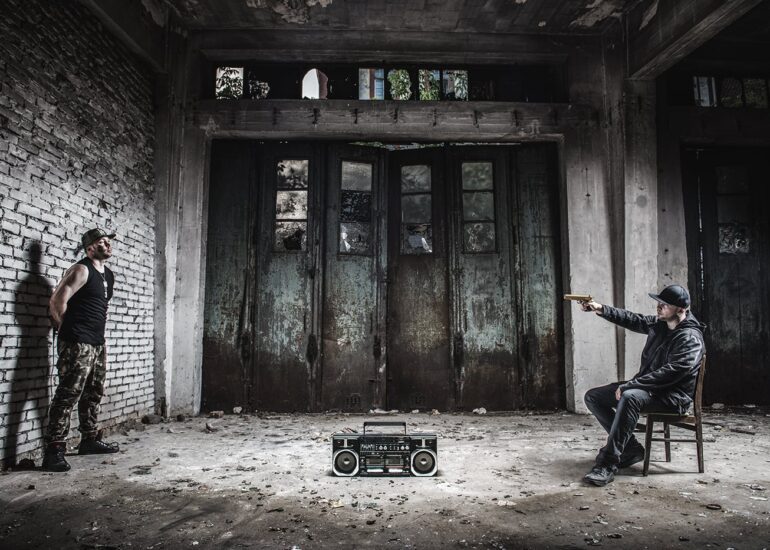 Raper Mejdż w industrialnym garażu z ghettoblasterem okładka płyty CD