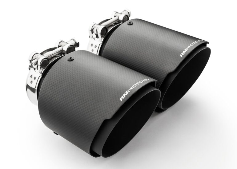 Carbonowe końcówki sportowego wydechu samochodowego RM Motors - zdjęcie produktowe