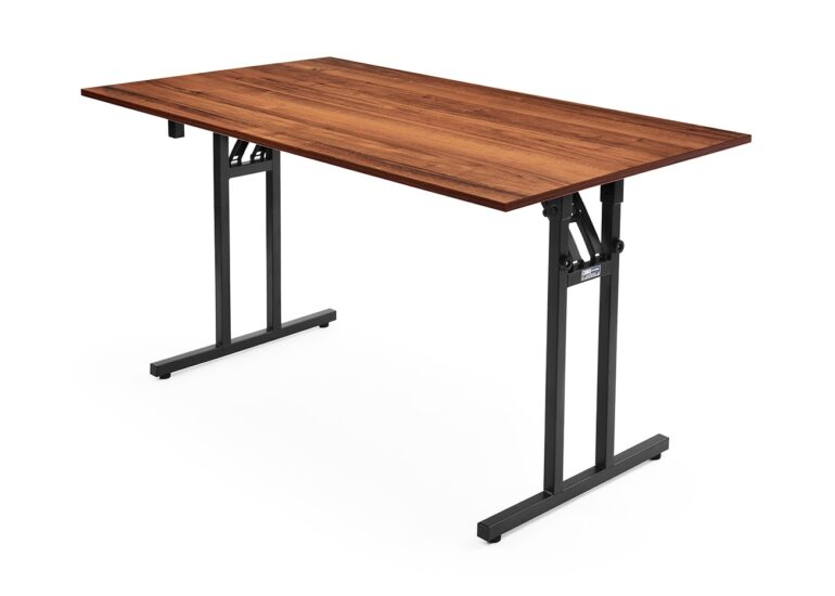 Stół bankietowy na białym tle - fotografia produktowa typu packshot w Olsztynie