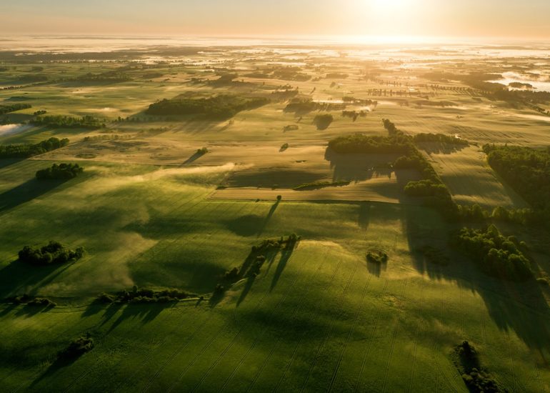 Widok na warmińskie pagórki w okolicy Ornety o wschodzie słońca - zdjęcie z drona warmińsko-mazurskie