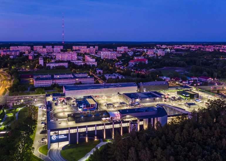 Event motoryzacyjny Night Power Energia Drift 2019 na dachu Galerii Warmińskiej - fotografia z drona