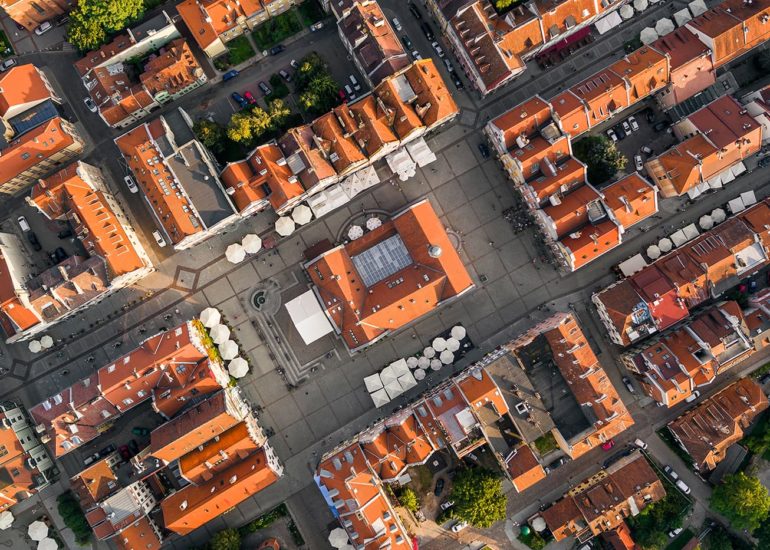 Pionowy widok z lotu ptaka na olsztyńskie Stare Miasto - perspektywa z drona