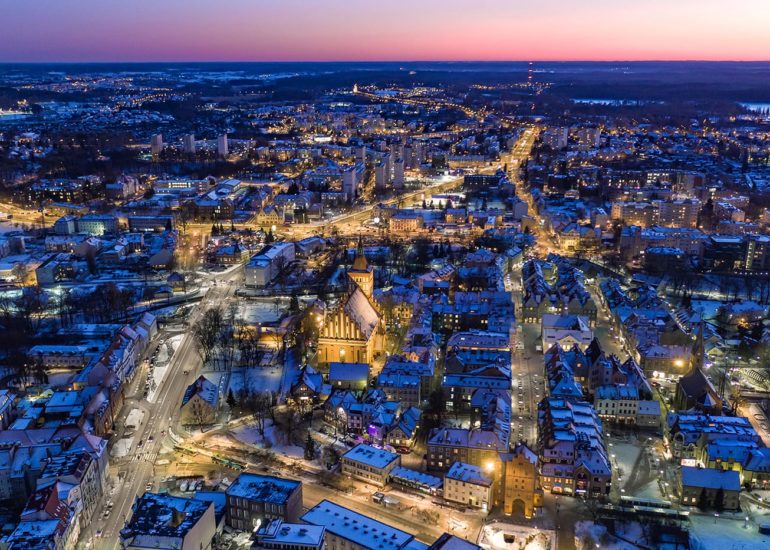 Widok z drona na olsztyńskie Stare Miasto i Katedrę Świętego Jakuba zimowym wieczorem