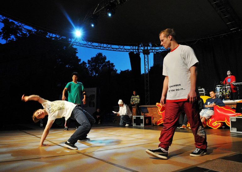 B-Boy w trakcie pokazu tanecznego w amfiteatrze w Olsztynie - zdjęcie z imprezy