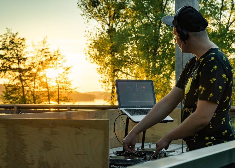 DJ w trakcie imprezy na powietrzu o zachodzie słońca w Olsztynie