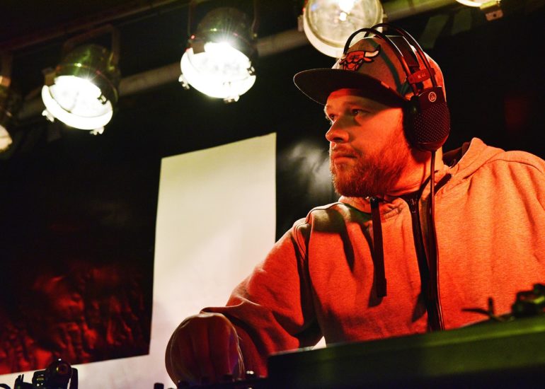 DJ w trakcie imprezy w klubie na tle jupiterów - zdjęcia z eventów Olsztyn