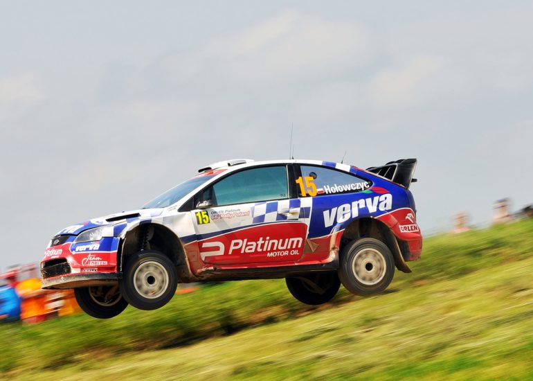 Krzysztof Hołowczyc na hopie w trakcie 66 Rajdu Polski - zdjecia z rajdów samochodowych