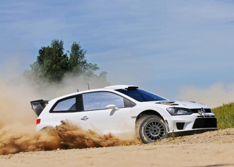 Volkswagen Polo WRC w trakcie treningu rajdowego przed rundą Rajdowych Samochodowych Mistrzostw Świata w Polsce