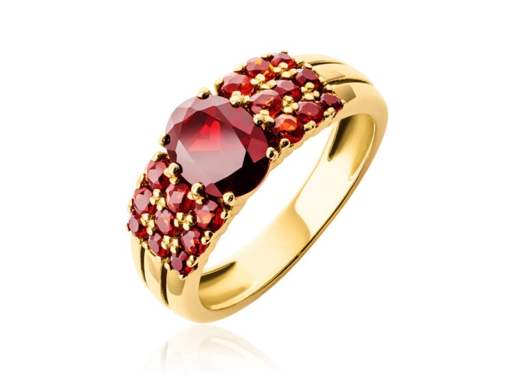 pierścionek złoty próby 585 z granatami packshot biżuterii Olsztyn