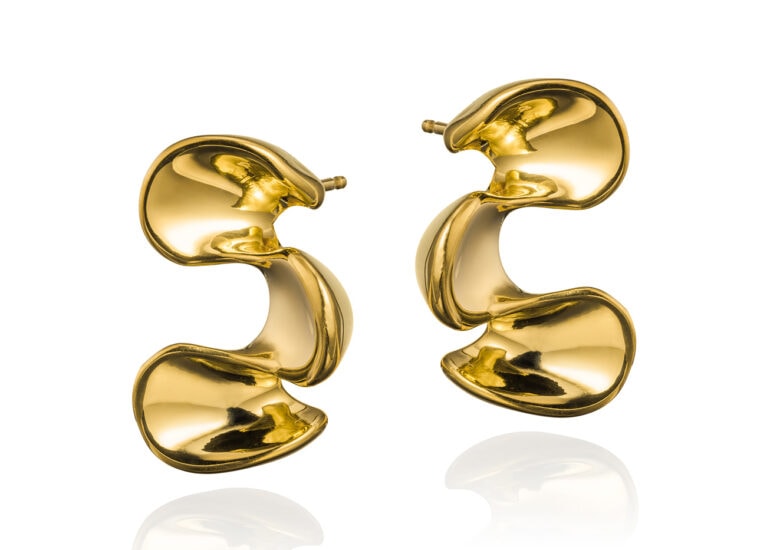 kolczyki złote na białym tle packshot premium