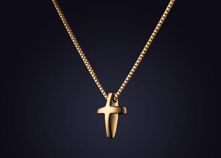 Złoty krzyż - naszyjnik na granatowym tle - fotografia reklamowa biżuterii warmińsko-mazurskie