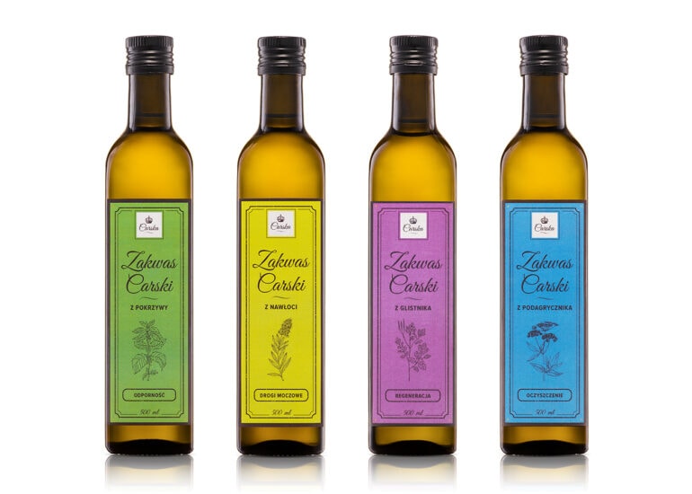 Carski zakwas żołądkowy - kompozycja butelek na białym tle